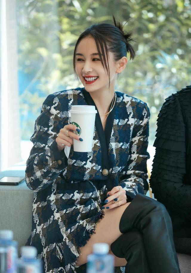 王子文和男嘉宾约会被围观,开心比手势毫不慌乱,网友喊话好配_黑色