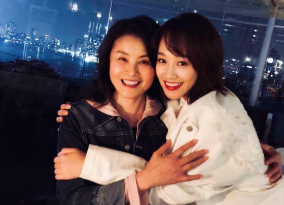 王雷母亲上节目,太年轻主持人瞬间"口吃",王爸:这是他亲妈_李小萌