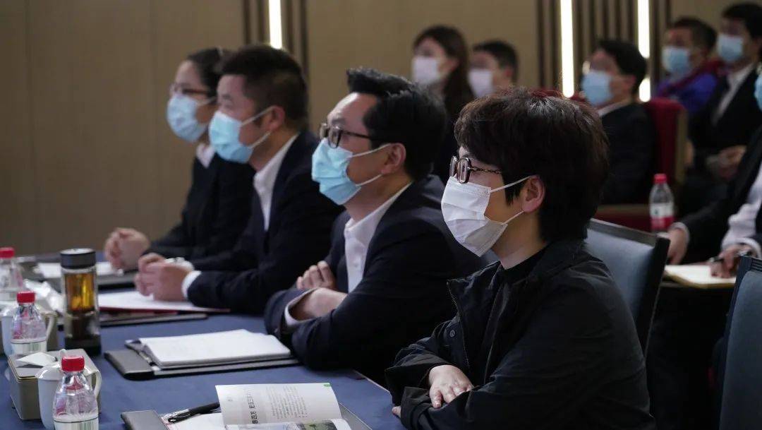 公司党委书记,总裁杨华锋,执行总裁杨磊,财务总监,党委委员杨小红,副