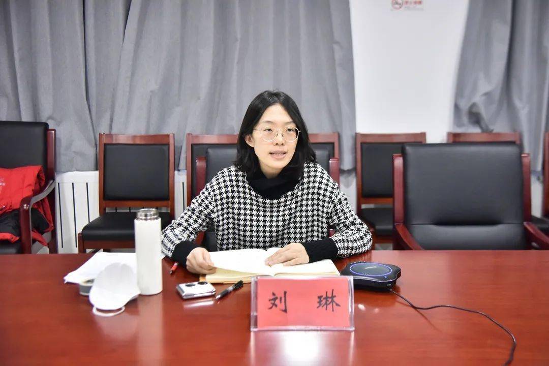 12月1日,光明街道工委书记刘琳主持召开疫情防控工作调度会.