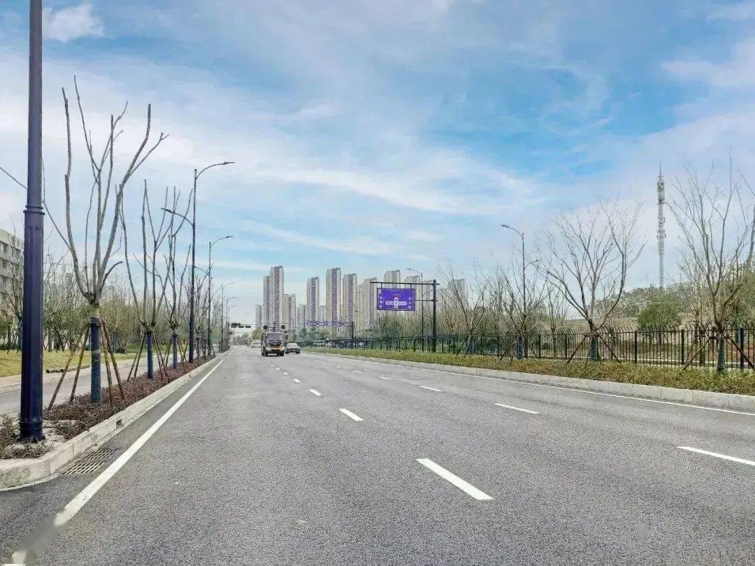 位于文海北路与文津北路之间的银海街路段,曾是横在