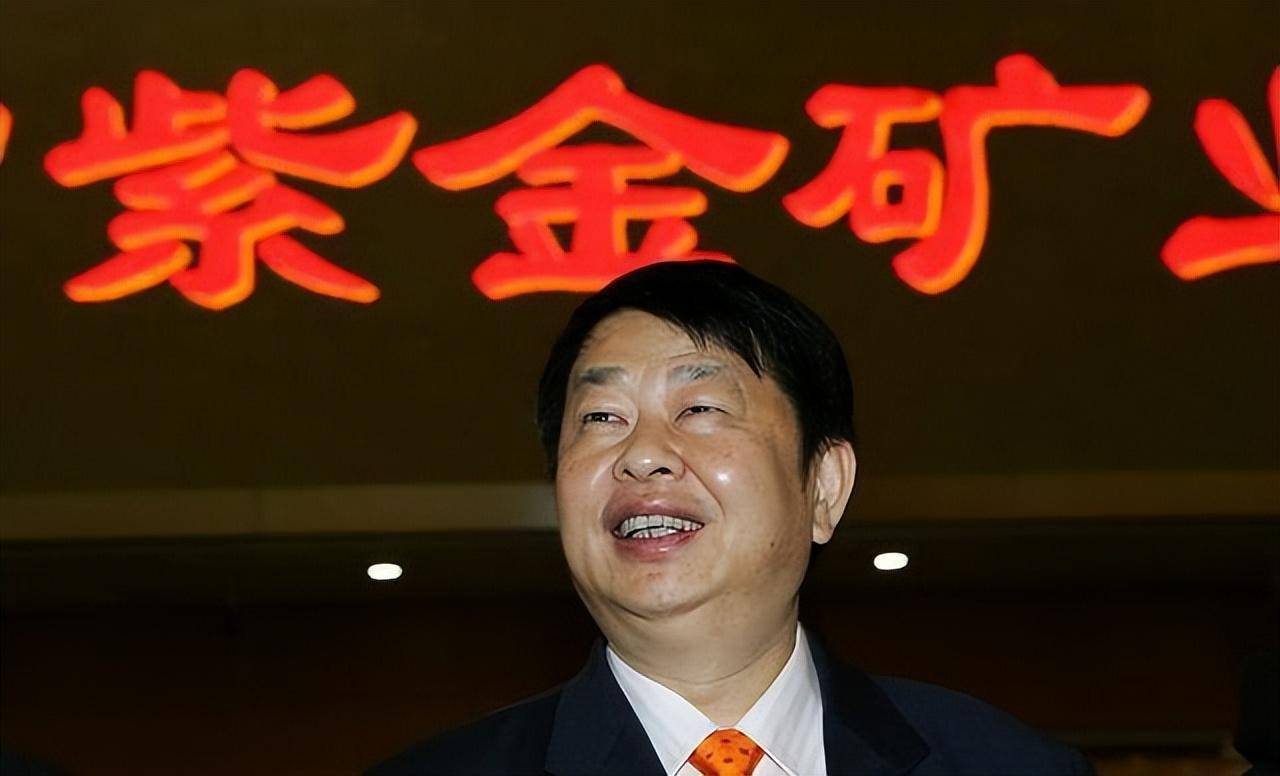 2年前,63岁矿老板迎娶小25岁模特引发轰动,如今两人生活怎样?