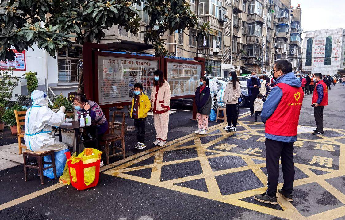 湖北襄阳:抗疫一线的志愿者们_社区_居民_疫情