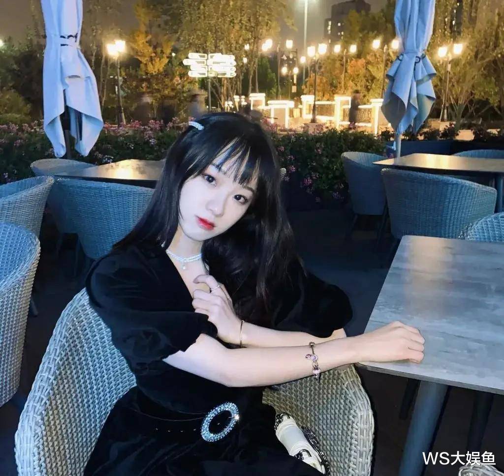 "纯情年少"的未婚奶爸华晨宇背后斩不断理还乱的6段爱情_许晴_万芙伽