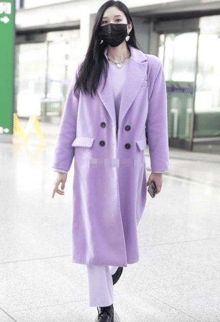 都是紫色长款呢子大衣,气质截然不同,李沁却穿出了路人的感觉_刘令姿