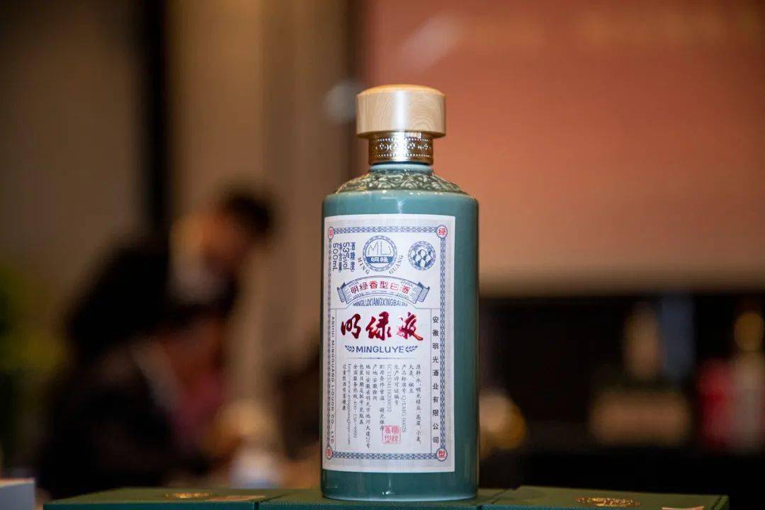 山东大叔请客吃饭,饭桌不见"孔府家酒",反而这3瓶深得喜爱!