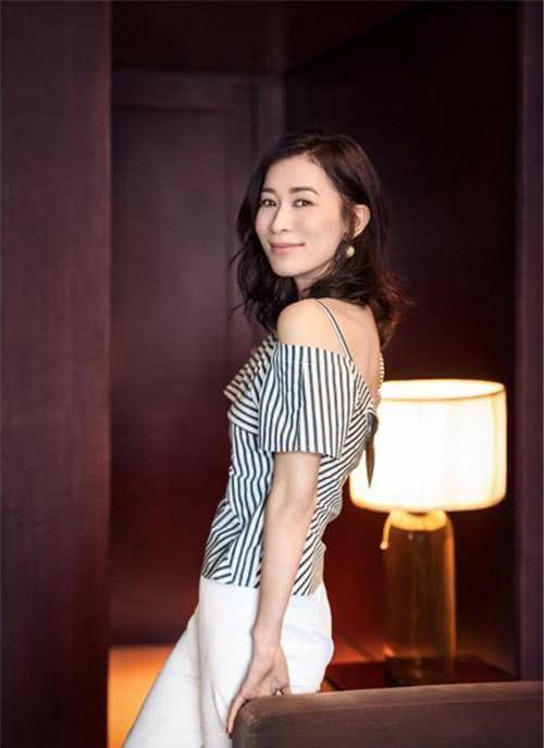 44岁佘诗曼晒泳装照,露大长腿少女感十足,22年颜值无变化_照片_的设计