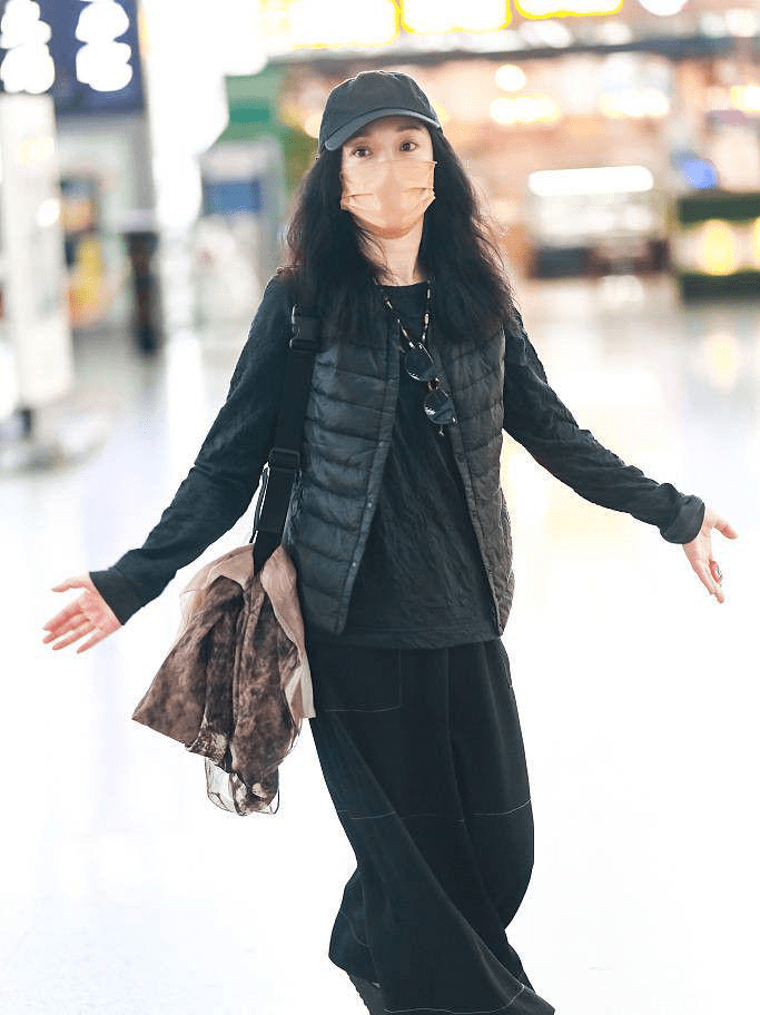 在杭州偶遇周迅,细看打扮时髦但长裙有点压个子,远看真的好矮_显得