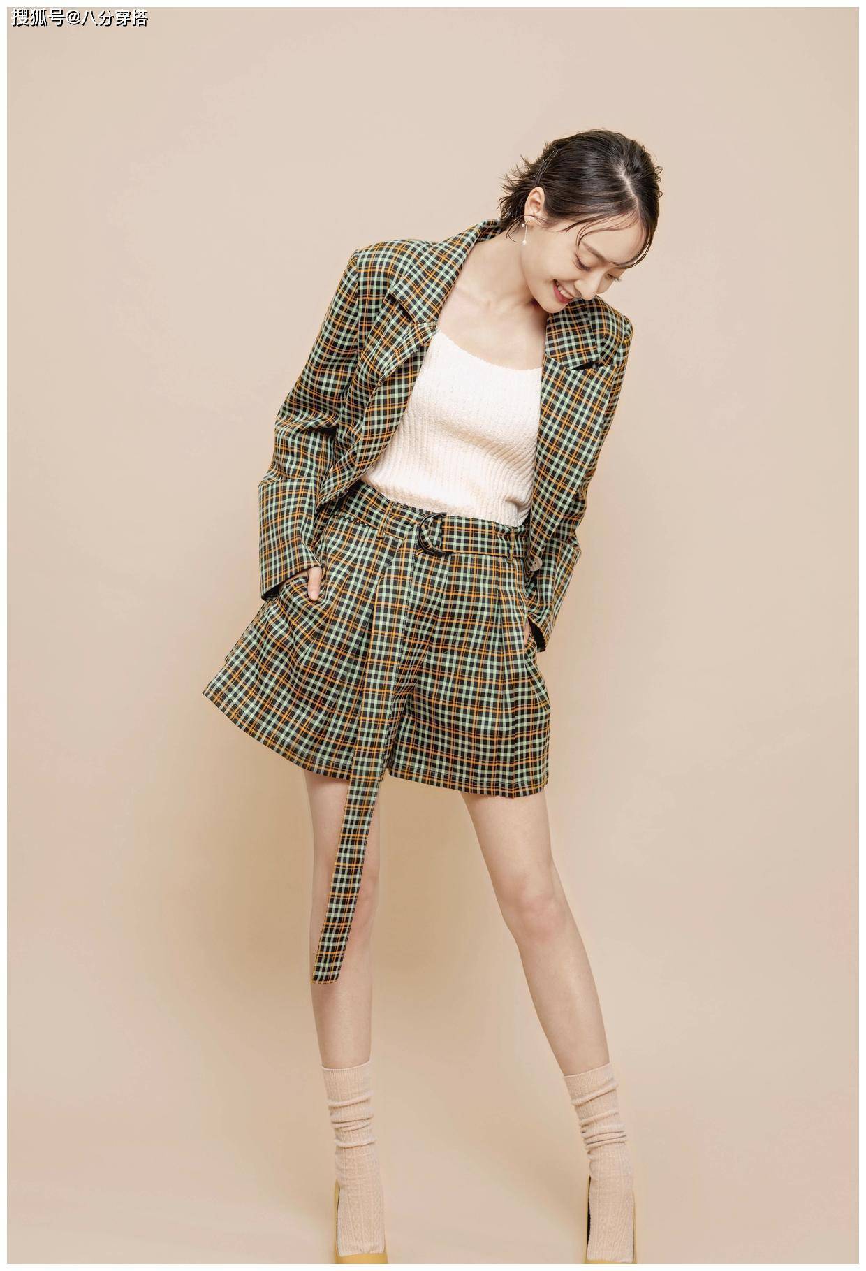 孙铱穿衣真胆大,身穿短裤抹胸上衣也不怕掉,身穿凹凸感十足_线条_白色