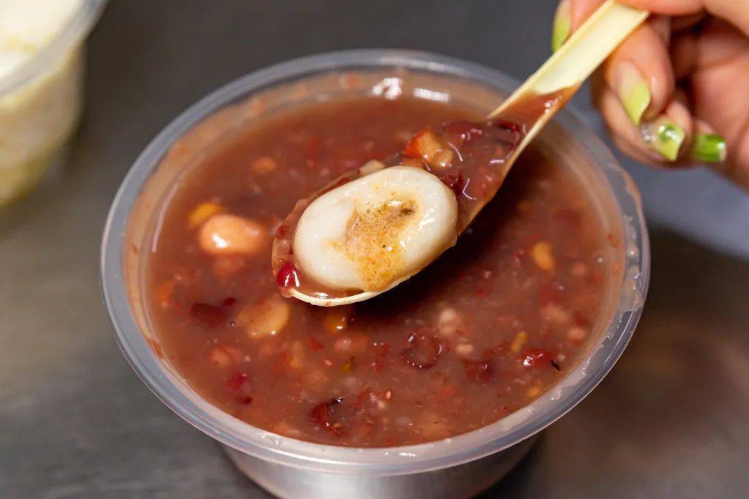 八宝粥加花生汤圆,吃起来香浓可口,热腾腾最适合现在的天气.