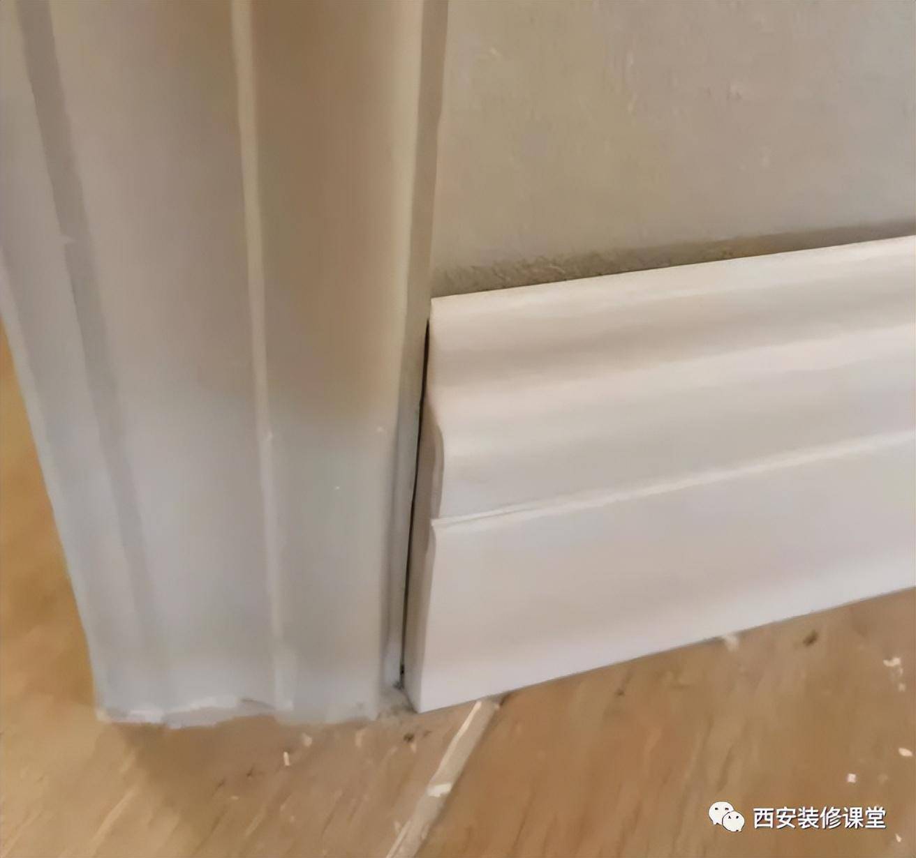 可以直接采用上图的踢脚线收口方式,不要让横截面露出来,也是可以的