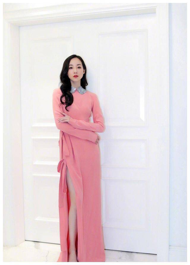 在这身穿法中,韩雪全身披着黑色透视长裙,外层采用透视黑纱设计,给人