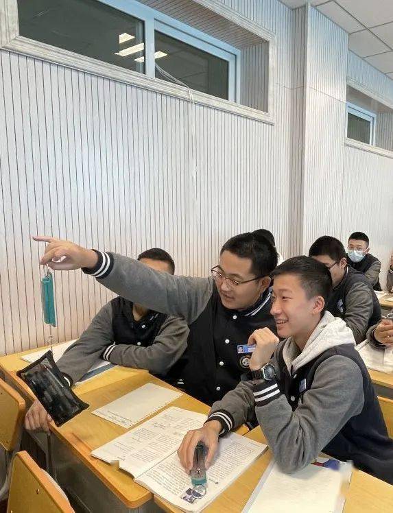 哈尔滨德强高中:构建生本理念教学课堂 全面聚焦学科素养提升_新星