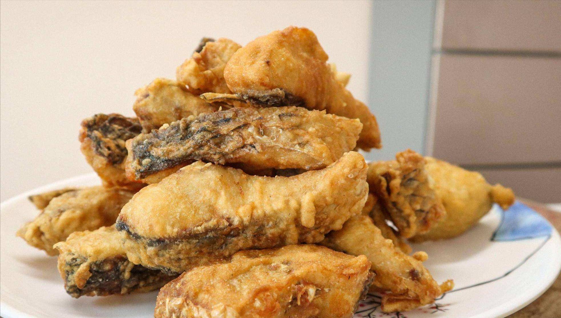 瓦块鱼可以用草鱼块,鲢鱼块都可以,剁成大块后,放在盆中,放上精盐,13