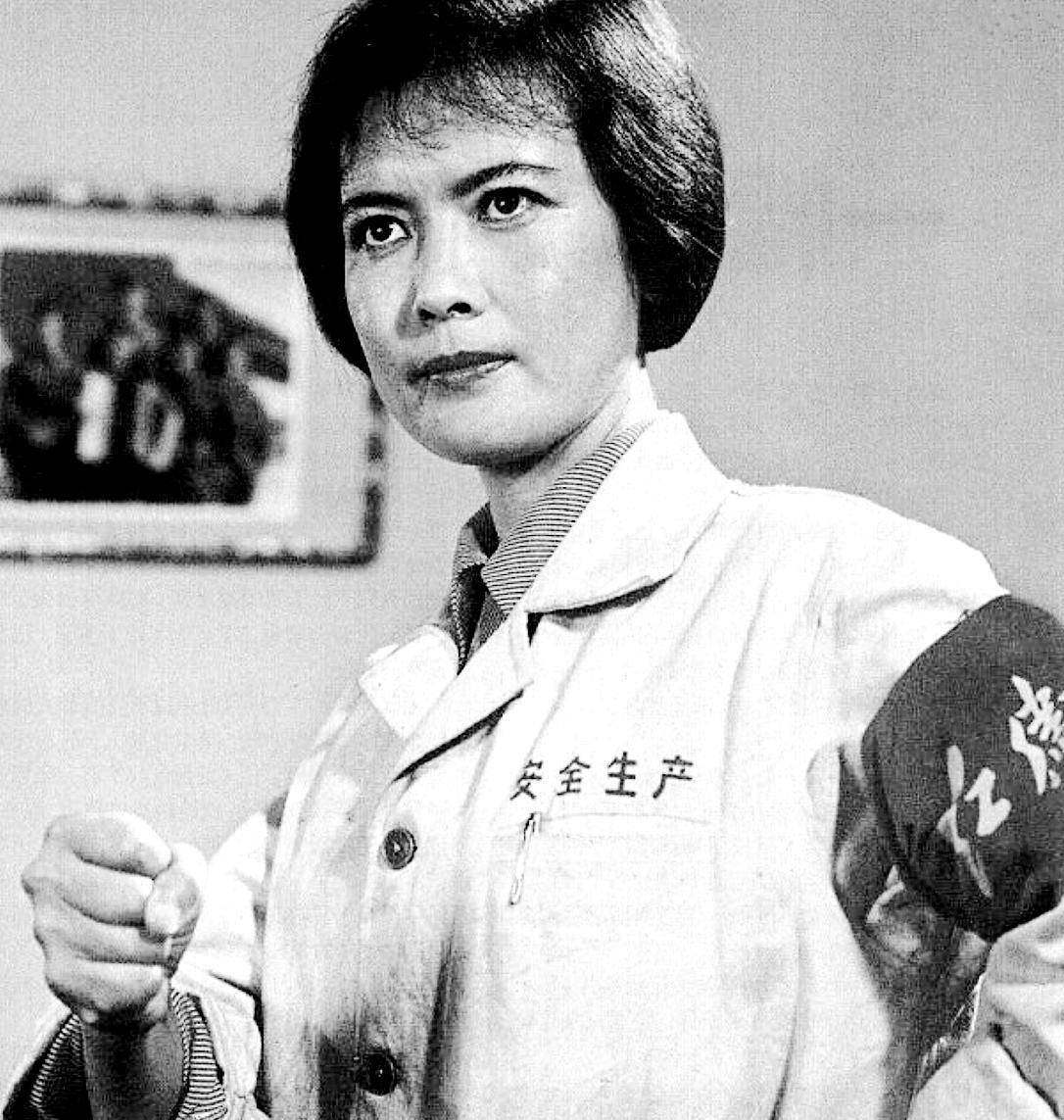 她曾是著名女演员,端庄大方,主演过《地雷战》《苦菜花》,怀念_杨雅琴