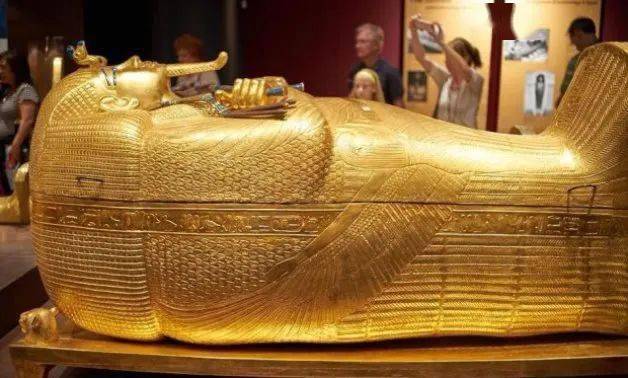 其中,存放法老木乃伊的黄金棺椁,极其奢华.