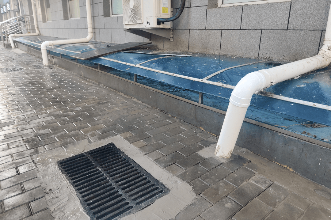 椿树馆社区改造排水口 解决居民出行难题