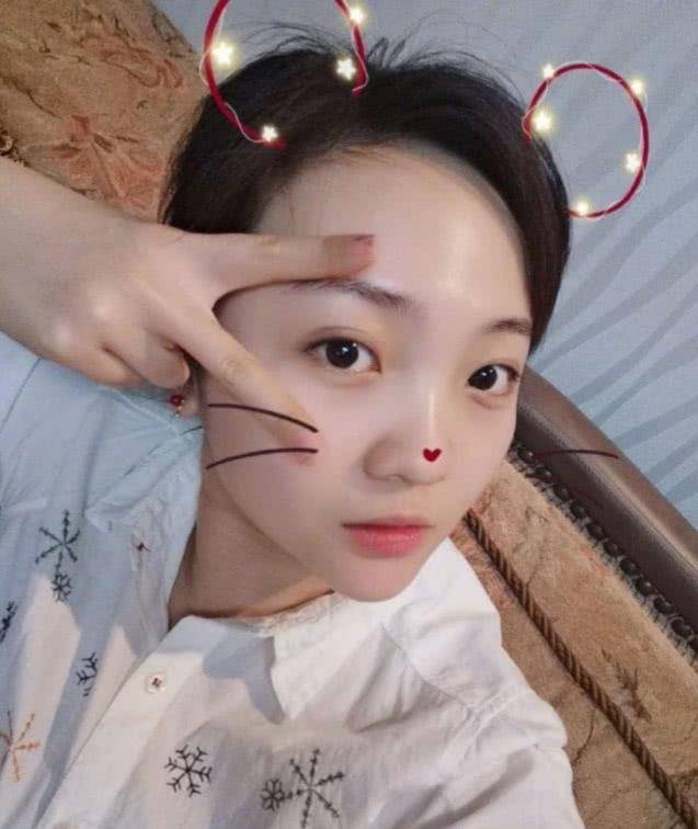 20岁林妙可晒童年照,穿肚兜与妈妈嘟嘴卖萌,与现在几乎判若两人_照片