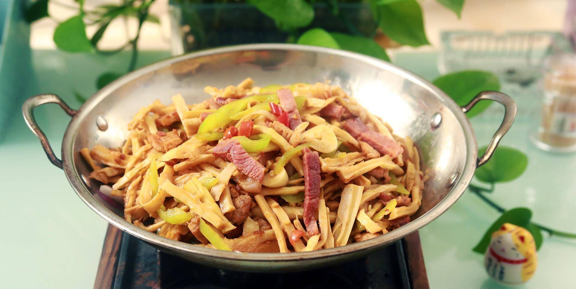 干锅笋丝干竹笋我的老家爱吃竹笋,除了喜欢吃新鲜的竹笋外,能够长期