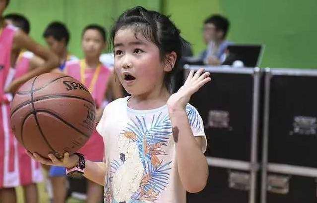 姚明的女儿已经9岁,身高却失控了,网友:基因太强大_姚沁蕾_女生_个子