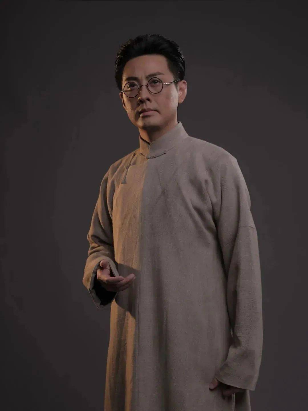 开口站在舞台中央的施夏明一幅眼镜一袭长衫瞿秋白真实丰满的人物part