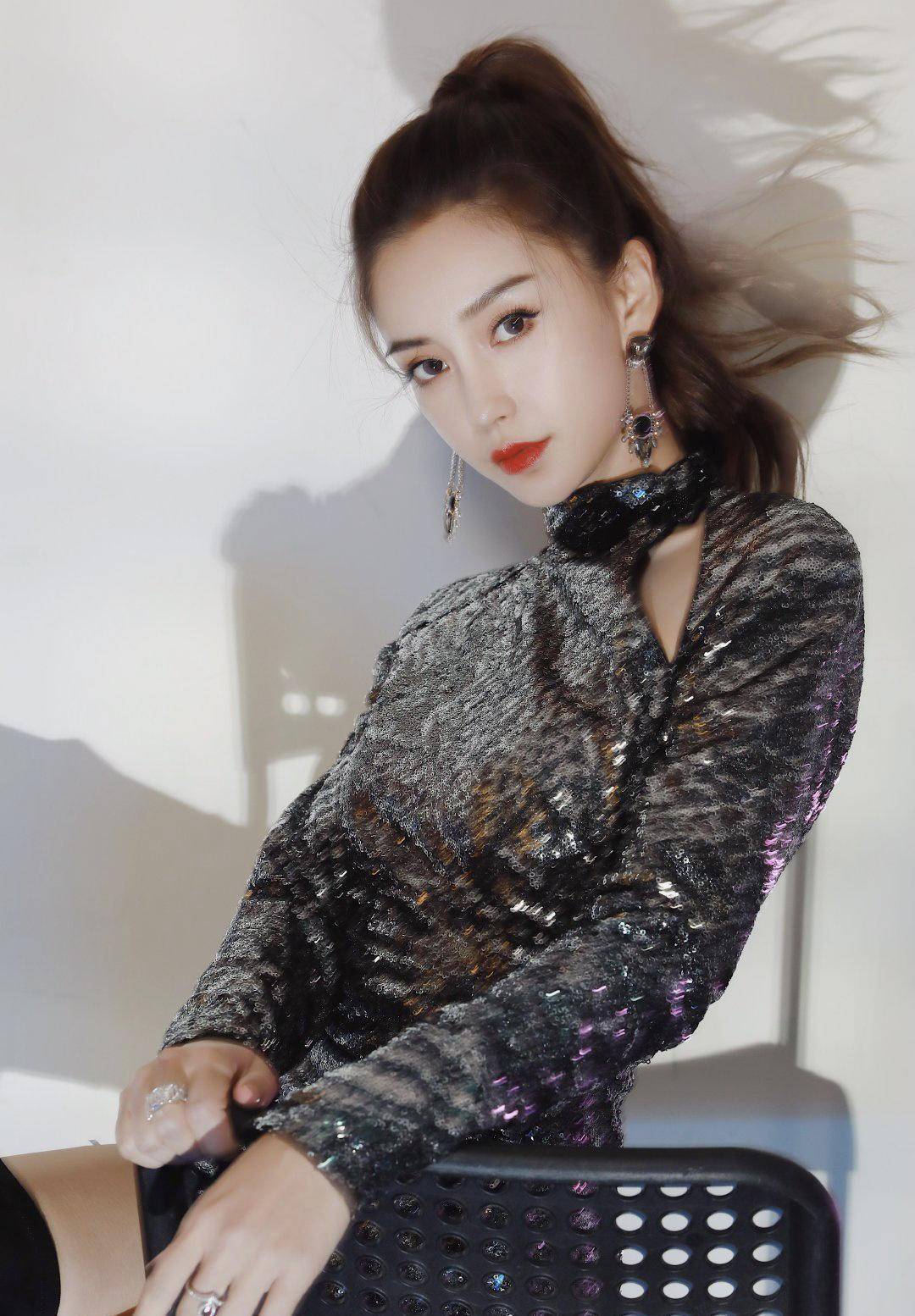 杨颖紧身时尚超短裙搭配黑色长靴,扎起高马尾,整个造型又飒又美_显得