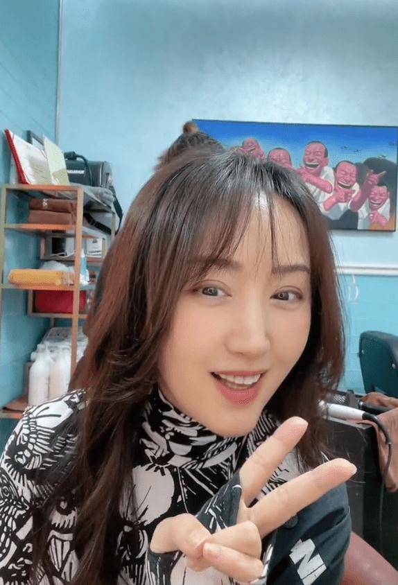 50岁杨钰莹现身理发店,对镜头飞吻声音超嗲,被勒到脖子连忙叫停_少女