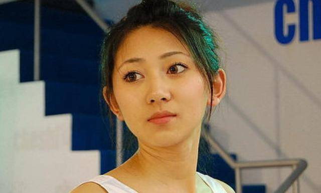 厕所门"红极一时,却因此遭封杀被遗忘,后来靠穿着清凉博眼球_闫凤娇