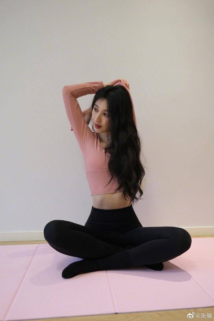 张俪晒冬日瑜伽plog 秀细腰大长腿身材超好_上衣_社交_玲珑