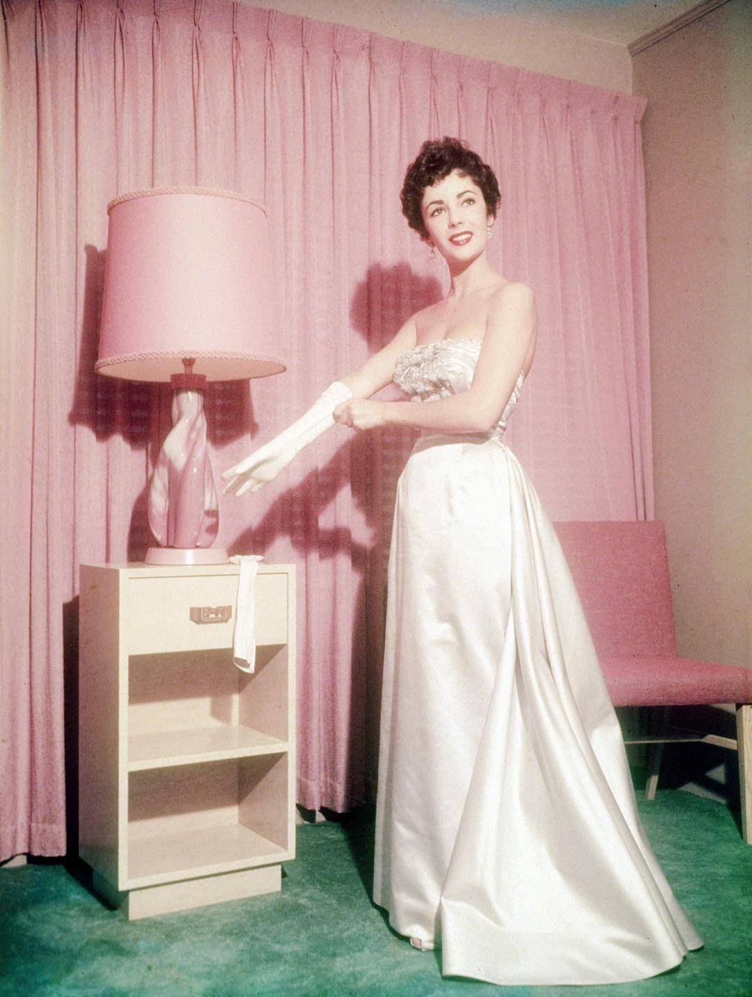 时尚宠儿伊丽莎白泰勒,结八次婚七个丈夫,活到79岁人生太潇洒!