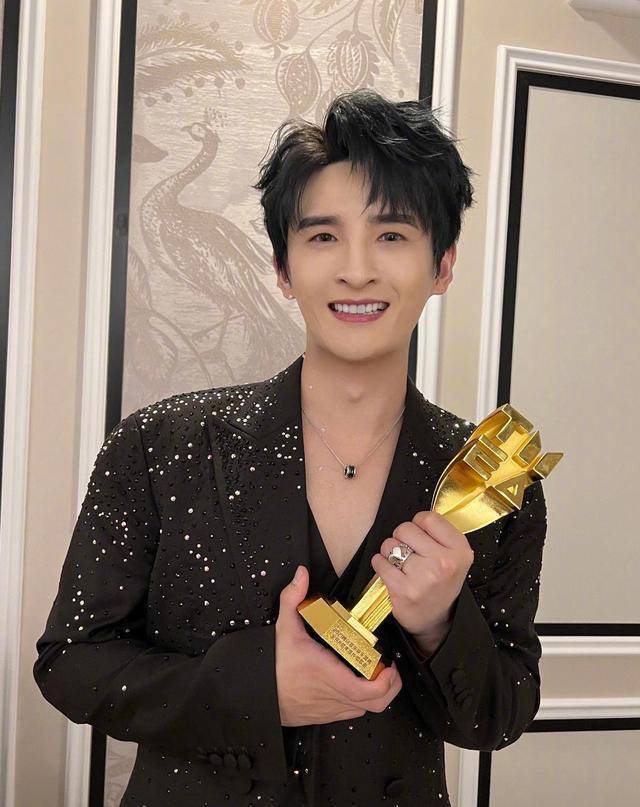 33岁金恩圣求婚成功,与张檬当众甜蜜热吻秀恩爱,一年前公开恋情_小五