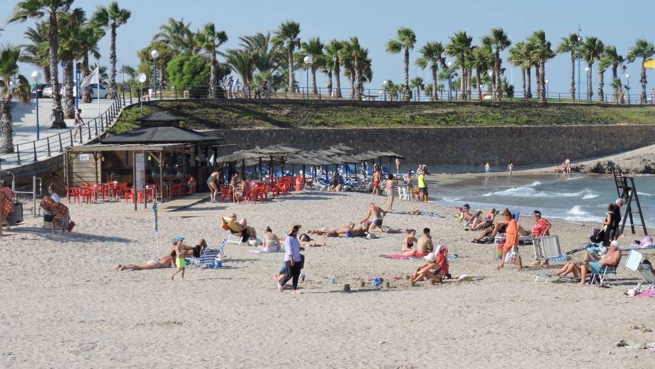 不穿衣服的"裸体"小镇:男女必须赤诚相见,且禁止单身男子参观