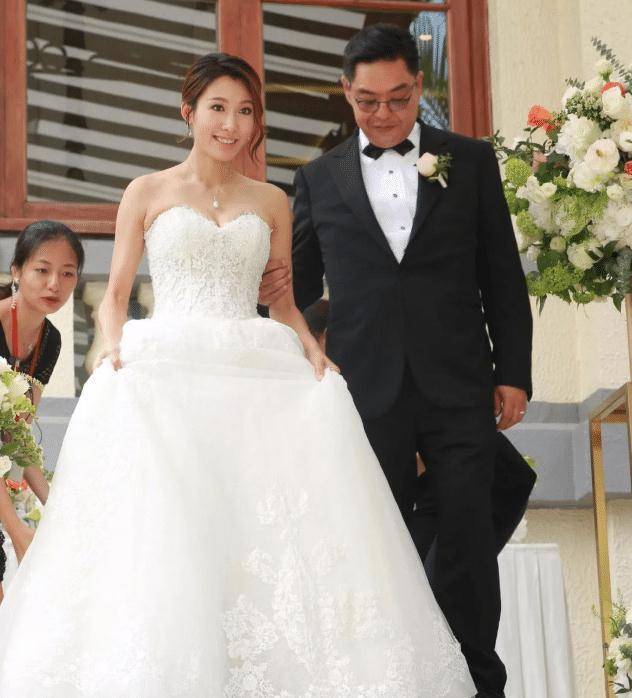 两人结婚当天,陈诗韵成了姐妹团的成员,杨卓娜,杨明,李民桥夫妇都好友