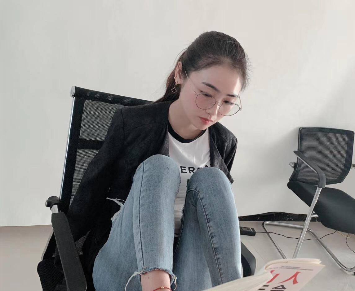 陕西女孩杨佩:8岁失去双臂,一度靠乞讨为生,最后逆袭为大老板_杨母