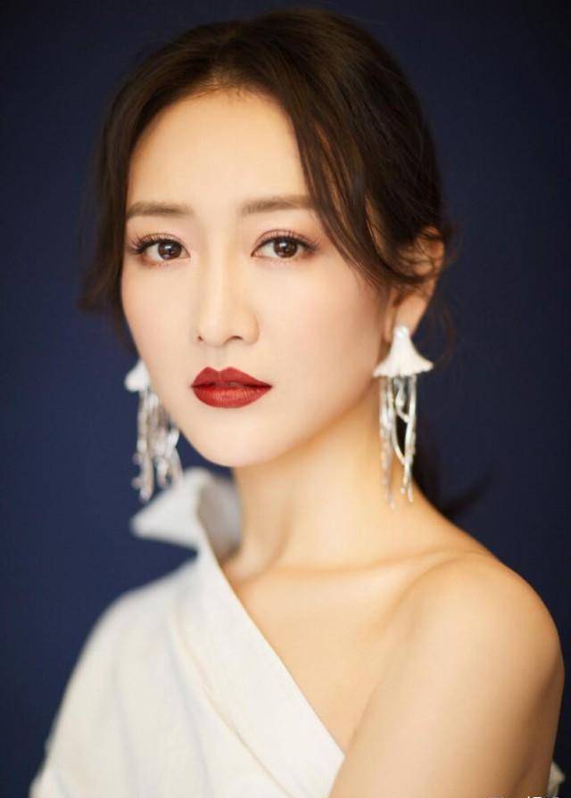 王鸥亮相街头被网友拍到,这身打扮看起来瞬间减龄十岁_感觉_明星_形象