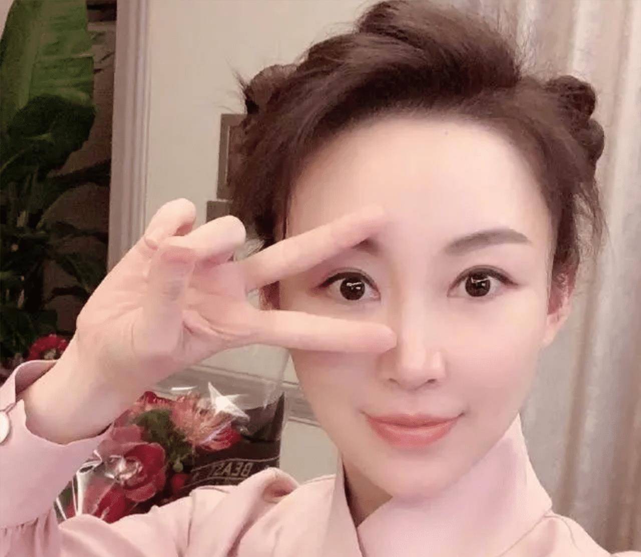 九球天后潘晓婷38岁生日,粉色造型甜美可人,爱宠相伴至今仍单身_台球