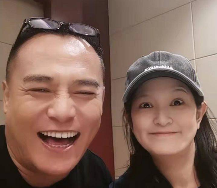 聚会亲脸遭批,本尊回怼称其是闺女_肖茵_互动_张芙蓉