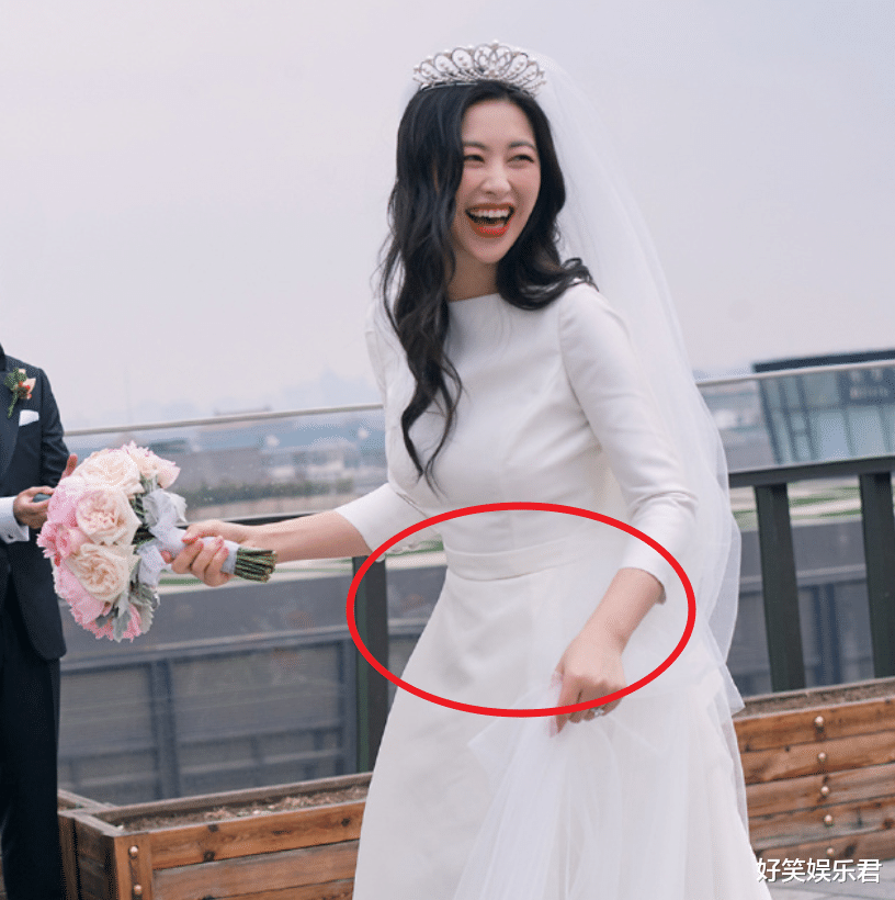 朱珠大方晒结婚照,精修后孕肚也藏不住,我却被丈夫正脸照吸引_王昀佳