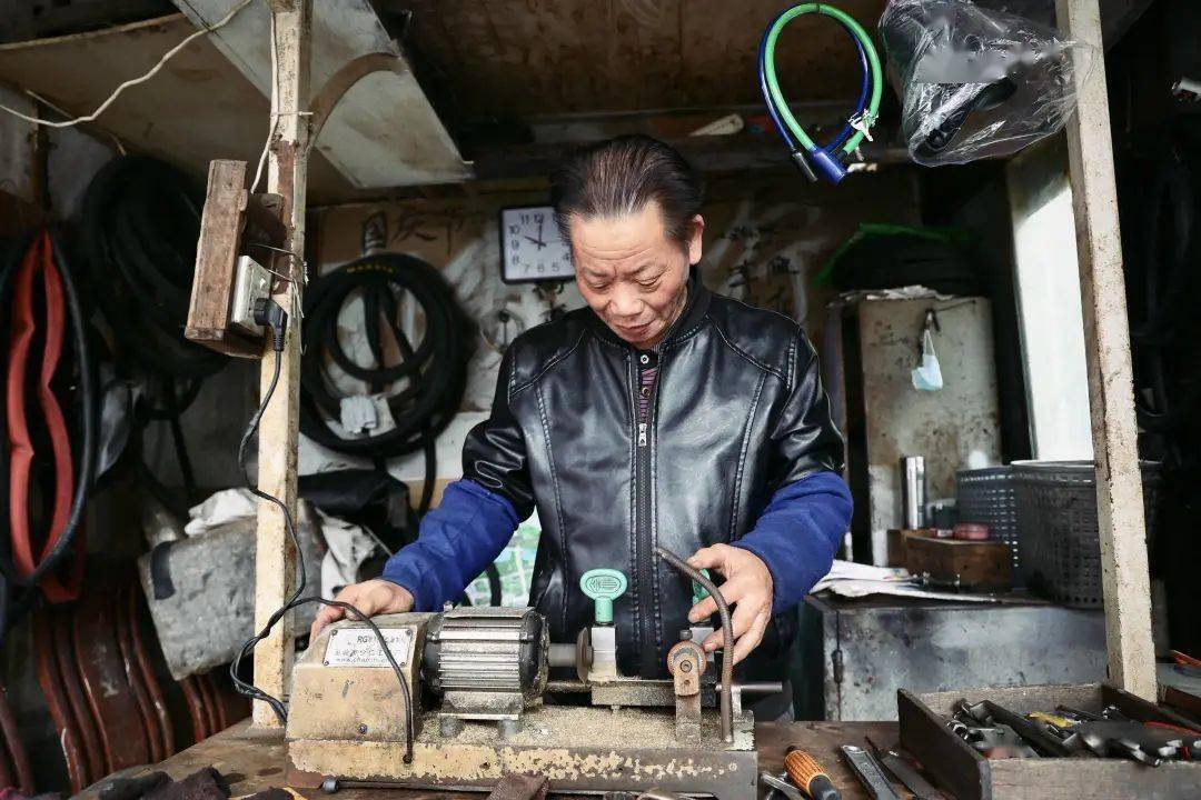 老店铺的故事①|我在南大街修车_张师傅_自行车_镇海