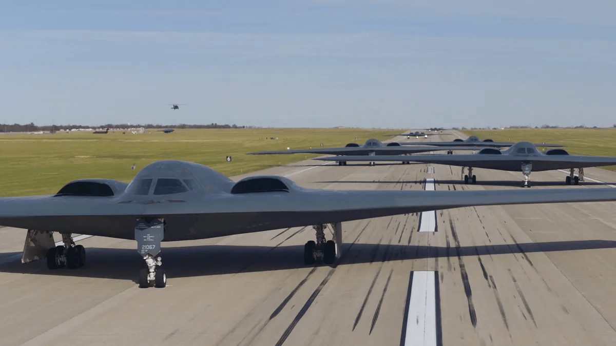 美国b21隐身轰炸机亮相,别太担心,性能不如中国轰-20_初步作战能力