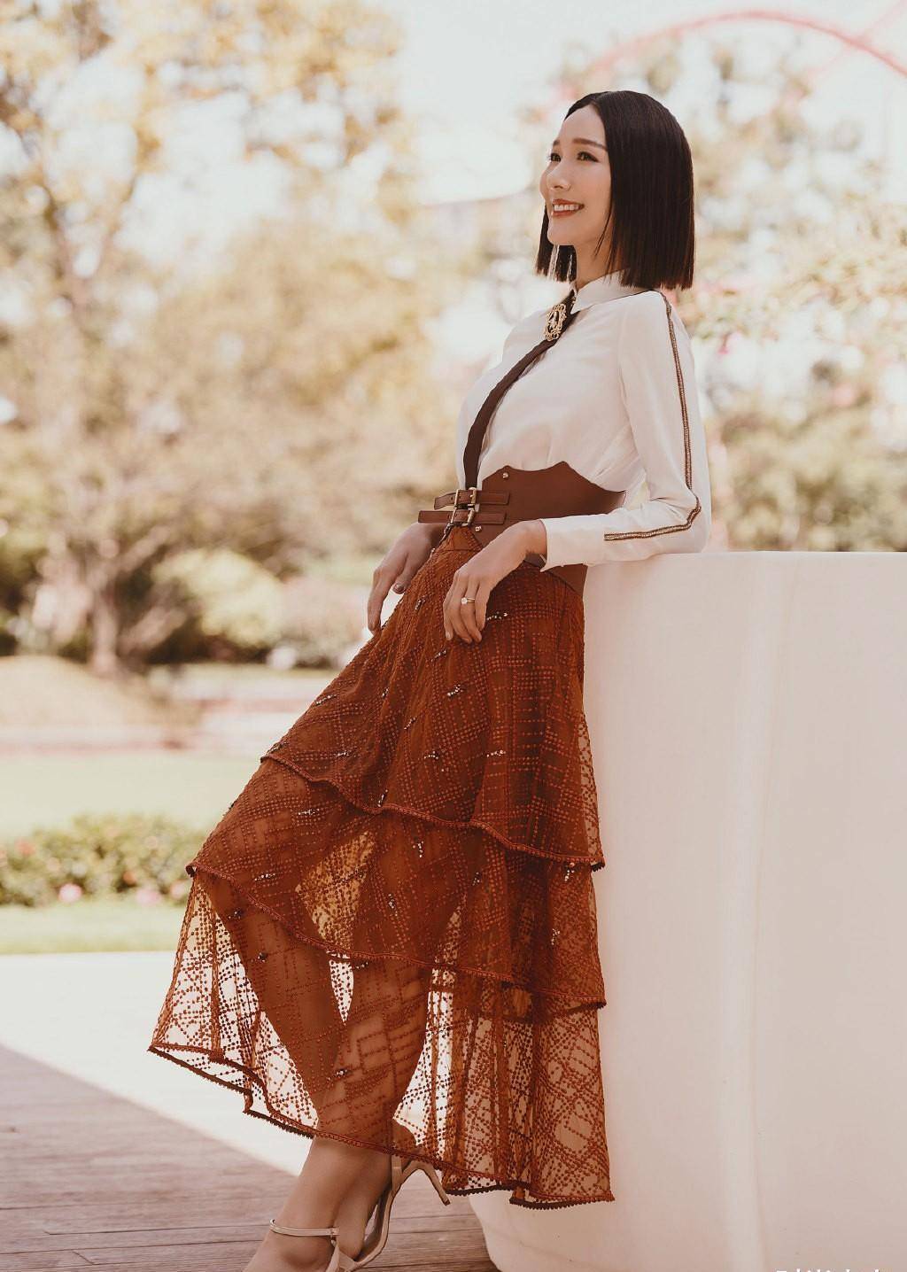 她是华裔小姐冠军,嫁矮12厘米男星,今穿西装牛仔裤,气场炸裂_李亚男