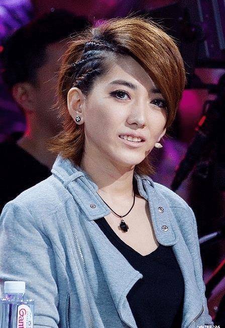 曾是超女全国第三,出道13年就没火过,30多岁再次和20岁选手竞技_刘忻