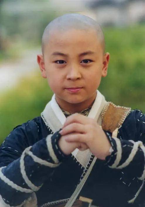 她14岁就把初恋给了释小龙,全网禁止她整容,今28岁成这样!