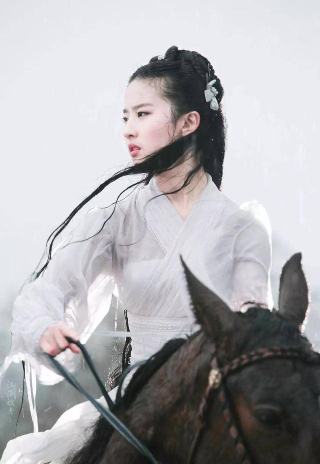 刘亦菲版小龙女珍贵高清图,雨中骑马白衣胜雪,网友:仙女下凡!