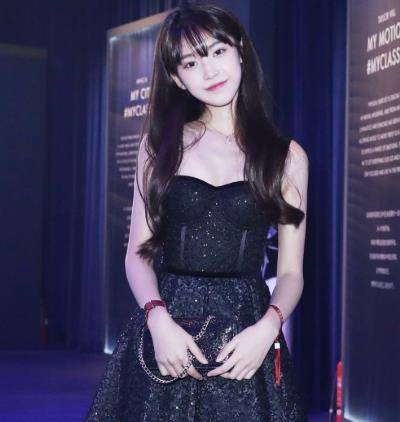 半藏森林晒出酒局照片,手拿高脚杯摇摇晃晃,颇有名媛的味道_网友_感觉