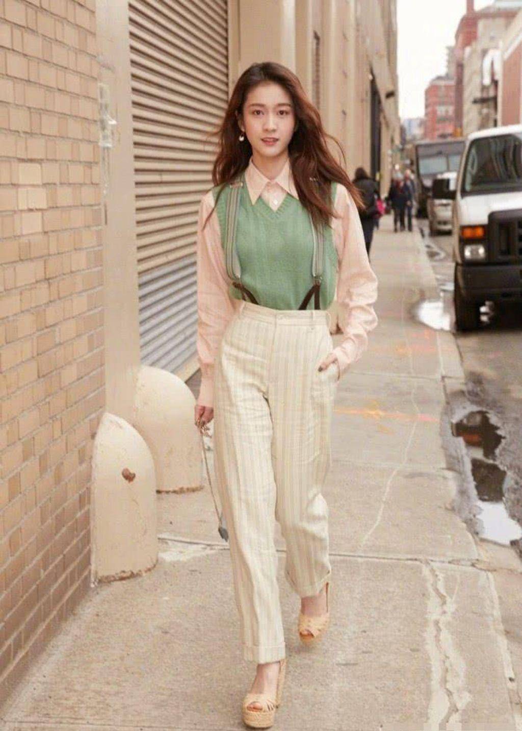 张雪迎晒美甲不成,意外晒了大红唇,配上裙子大背头女人味十足_白色