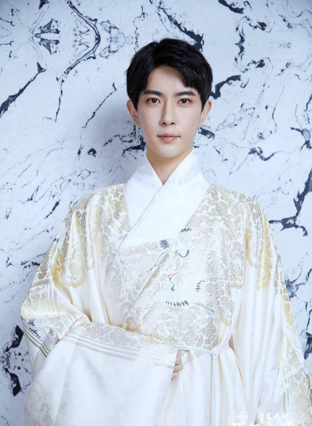 于朦胧现身国风大赏,一身白色汉服温润如玉,气质不凡!