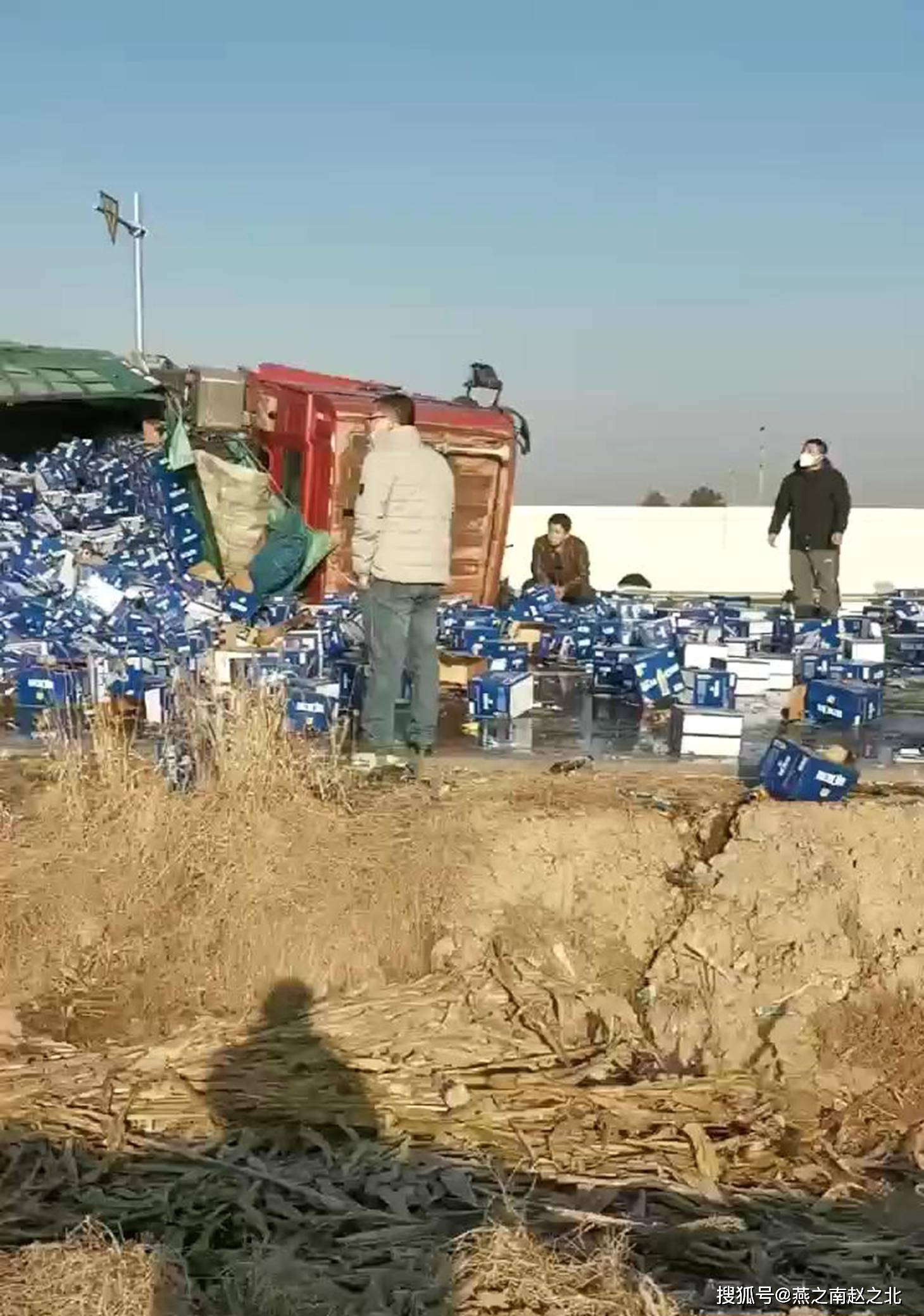 保定满载啤酒大货车高速引线上侧翻啤酒散落一地