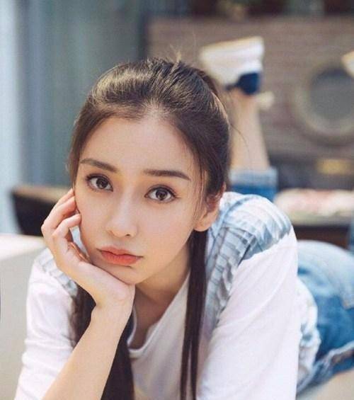 杨颖景甜杨幂赵丽颖古力娜扎刘诗诗,女星托腮谁最好看_思考_直视_白色