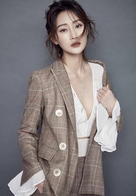 陈晓,就在他俩的戏《帝国黄昏》新闻发布会上,称赞林鹏的性格就是很